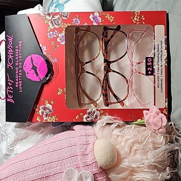 Betsey Johnson Accessories - NWT BETSEY JOHNSON READING GLASSES